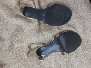 Sandalias de tacón doradas AVANCE