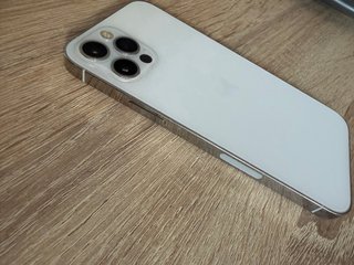 iPhone 12 Pro + cargador