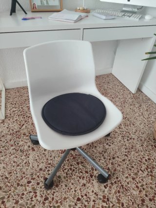 Silla de escritorio blanca y gris