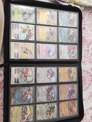 Album Pokemon da collezione con carte