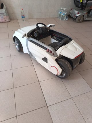 Coche eléctrico infantil blanco