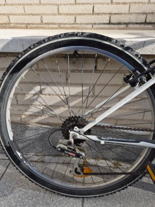 Bicicleta Montaña Rockrider Blanca con morado.