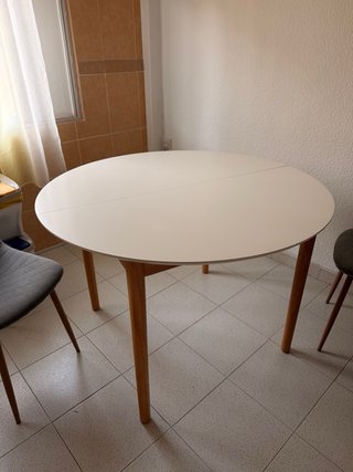 Mesa redonda extensible y 4 sillas