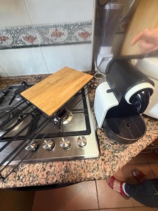 Cafetera y soporte de madera