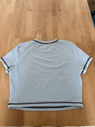 Camiseta Crop SHEIN Azul Bebé Ribete Negro Talla X