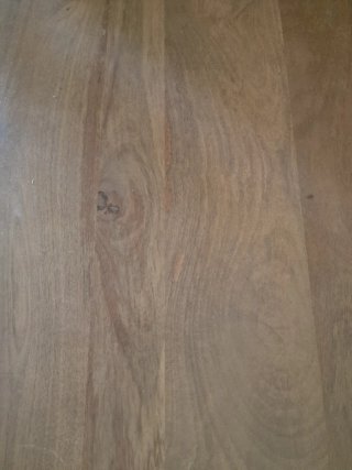 Cómoda de madera con diseño de listones