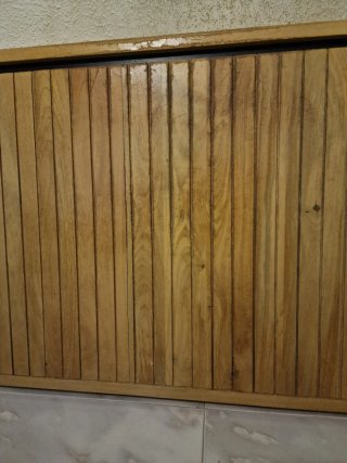 Cómoda de madera con diseño de listones