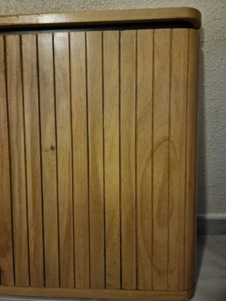Cómoda de madera con diseño de listones
