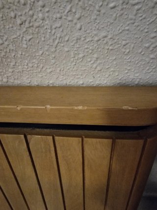 Cómoda de madera con diseño de listones