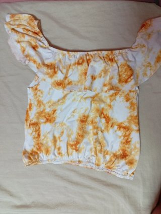 Top con volantes estampado tie-dye