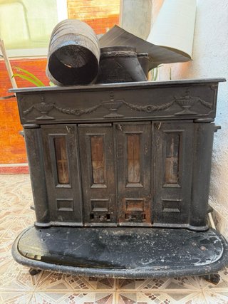 Chimenea de casa de metal negra