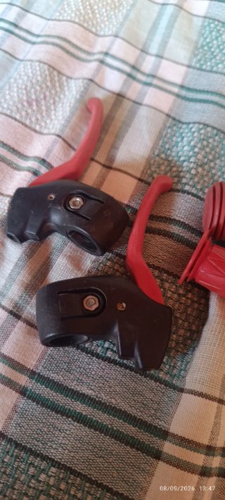 Puños y manetas de freno bicicleta
