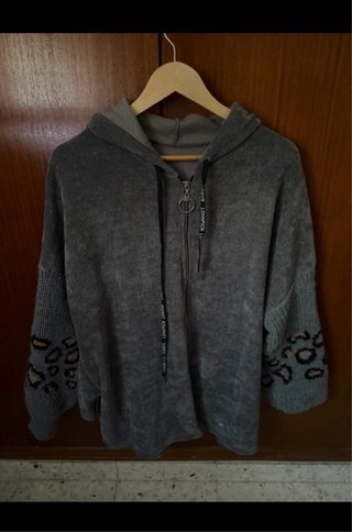 Chaqueta gris con estampado de leopardo