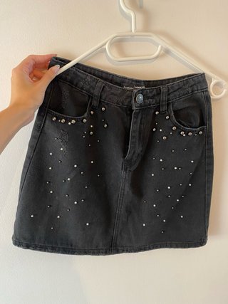 Falda vaquera negra Stradivarius tachuelas