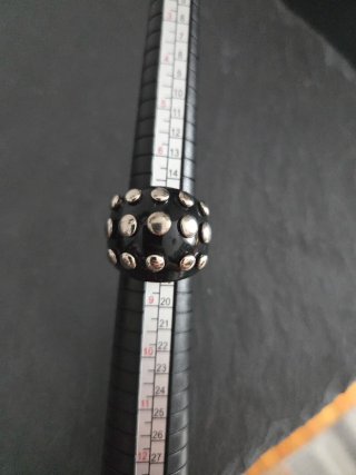 Anillo Esparta Acetato Negro y tachuelas de metal