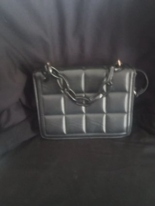 Bolso negro acolchado con cadena