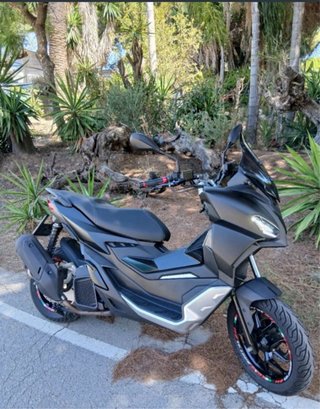 Aprilia SR GT Maxi Scooter Negra