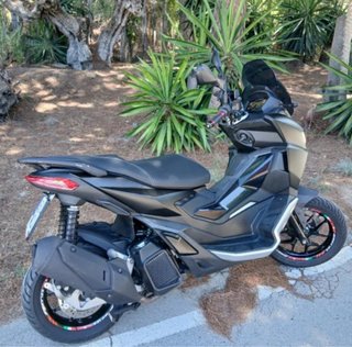 Aprilia SR GT Maxi Scooter Negra