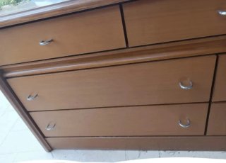 Mueble cómoda de madera con 7 cajones