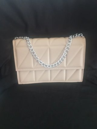 Bolso de mano beige acolchado con cadena