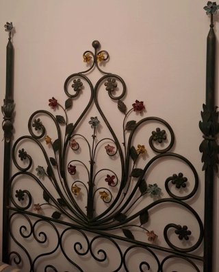 Cabecero de forja artesanal con flores