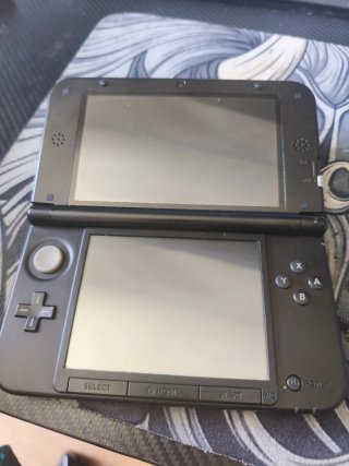 Nintendo 3DS XL con cargador y lápiz