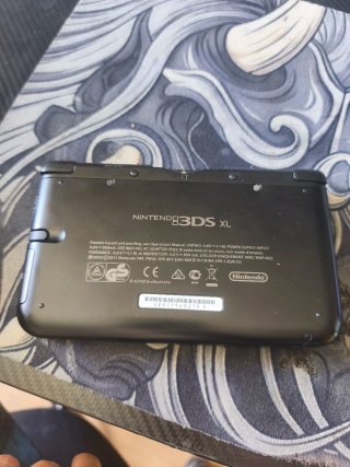 Nintendo 3DS XL con cargador y lápiz