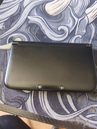 Nintendo 3DS XL con cargador y lápiz