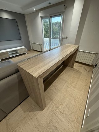 Barra alta de madera estilo moderno