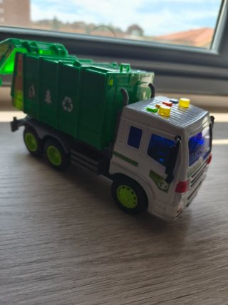 Camiones de basura y bomberos con Spiderman