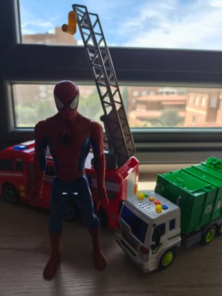 Camiones de basura y bomberos con Spiderman