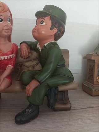 Figura vintage pareja banco