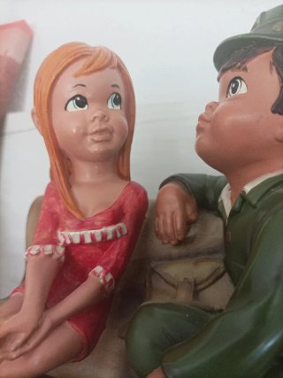 Figura vintage pareja banco