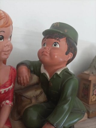 Figura vintage pareja banco