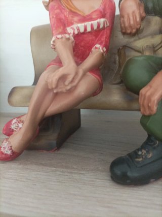 Figura vintage pareja banco
