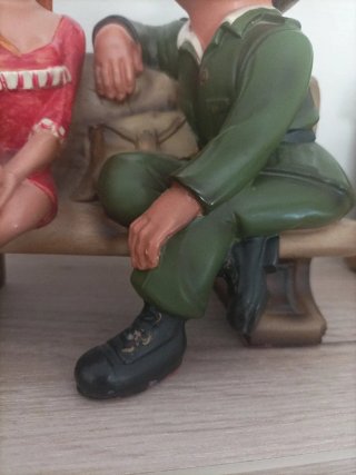 Figura vintage pareja banco