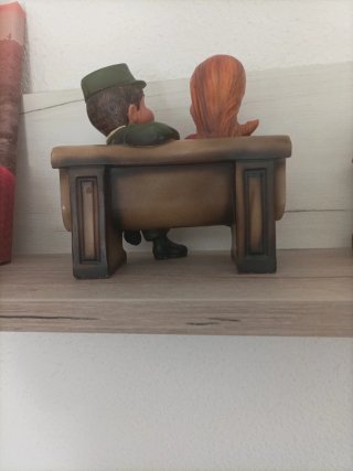 Figura vintage pareja banco