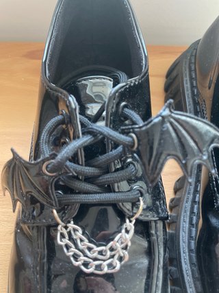 Zapatos charol cordones murciélago