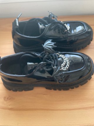 Zapatos charol cordones murciélago