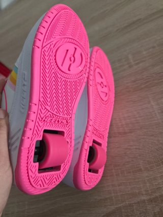 Tenis con ruedas blancos y rosas