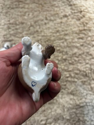 Figura perro porcelana marrón y blanco