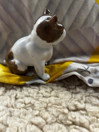 Figura perro porcelana marrón y blanco