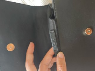 Bolso negro con cadena dorada
