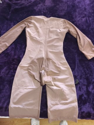 Faja postquirúrgica manga larga beige. Liposucción