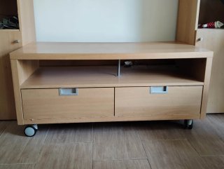Mesa TV con ruedas y cajones