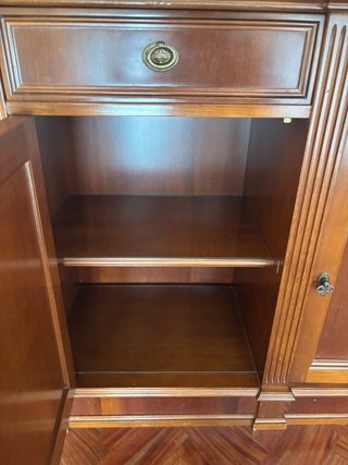 Aparador vintage de madera y cristal