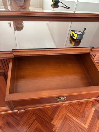 Aparador vintage de madera y cristal