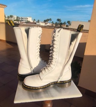 Botas Dr. Martens 14 agujeros blanco bordado n 37