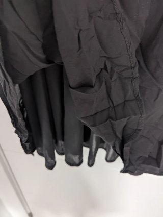Vestido negro con tachuelas