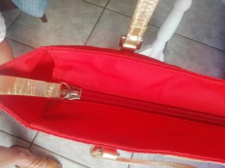 Borsa Coccinelle rossa con dettagli oro